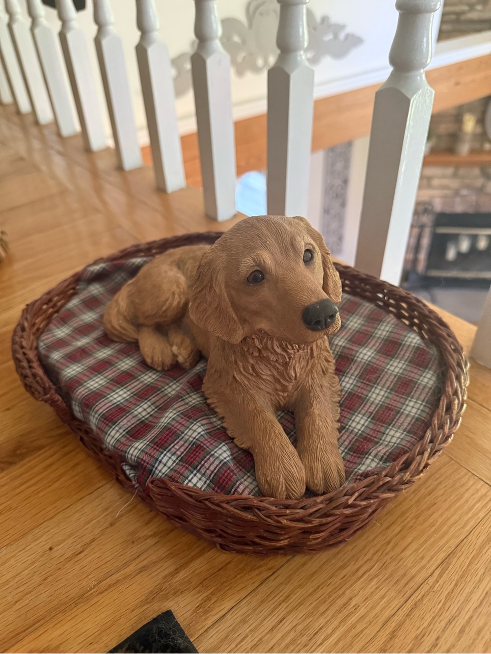 Sandcast Figurine Golden Retriever with Wicker bed & plaid cushion - Picture 6 of 6